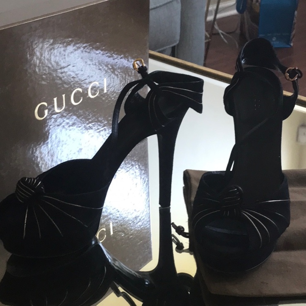Gucci SZ 10B black and gold suede heels